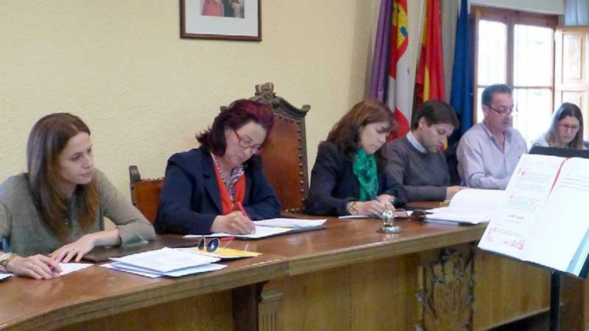 Un pleno del Ayuntamiento de Salas en 2015, año en el que fueron elegidos 11 ediles. En mayo sólo serán 9.-ECB
