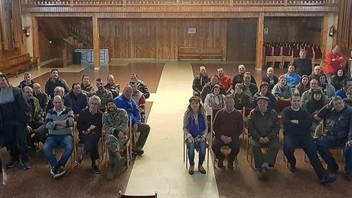 Los asistentes se reunieron en la tarde del jueves en el salón municipal de Quintanar.-AYTO DE QUINTANAR
