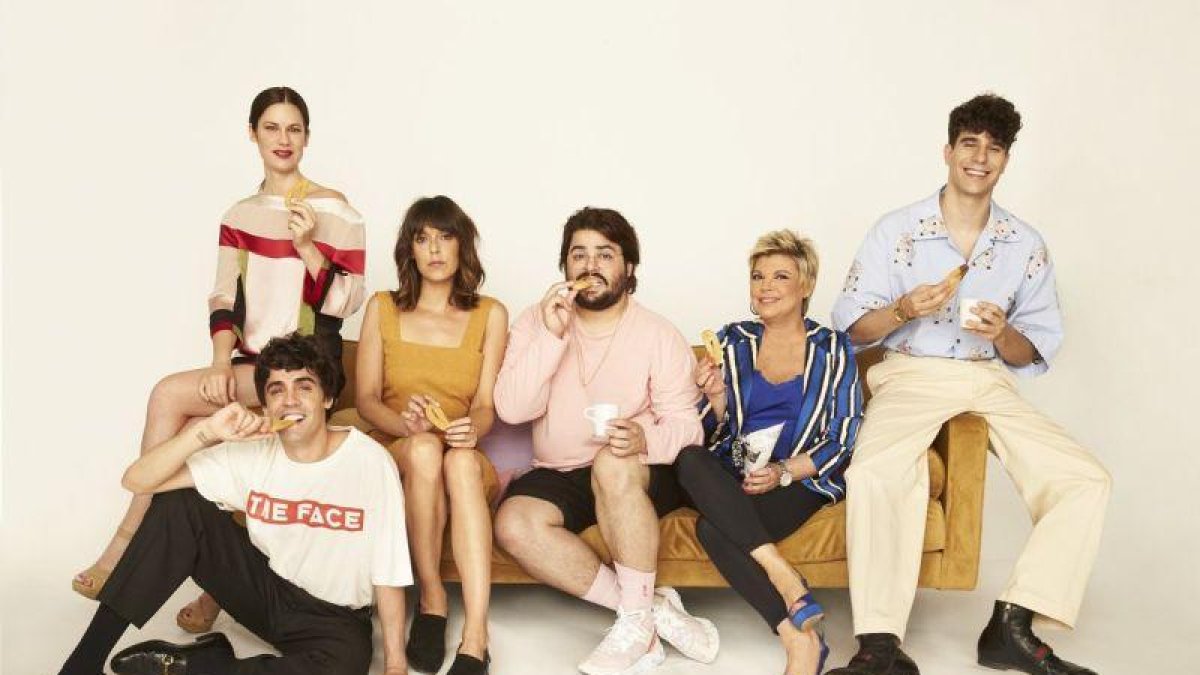 Javier Ambrossi, Lidia San José, Belén Cuesta, Brays Efe, Terelu Campos y Javier Calvo, de Paquita Salas.-RUBÉN VEGA