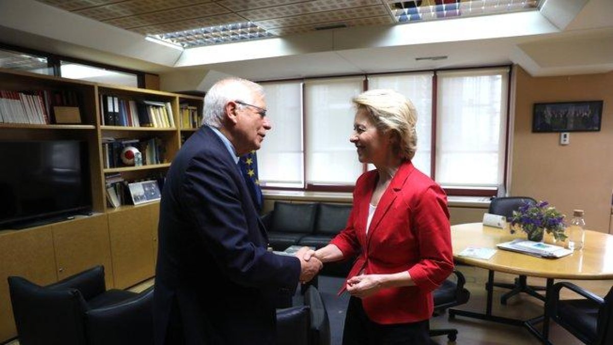 Josep Borrell saluda a la presidenta de la Comisión Europea, Ursula von der Leyen.-EUROPA PRESS