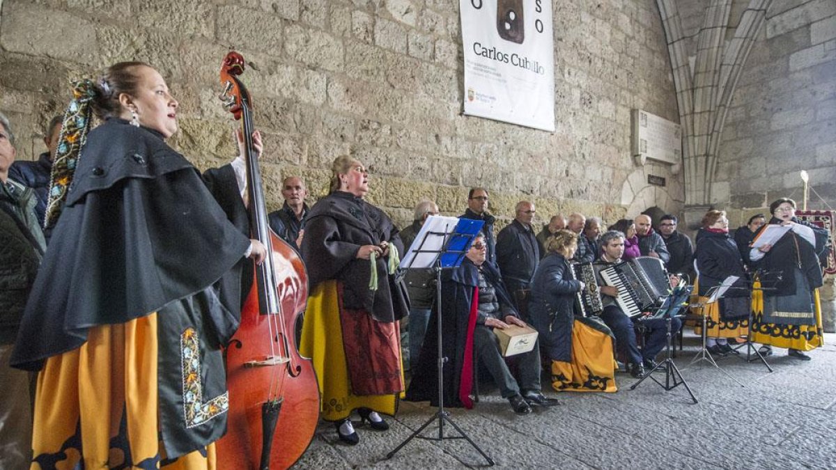 A los pies del Arco de Santa María una actuación de Trovadores de Castilla y el coro de Párkinson Burgos ponía el ‘ritmo’ a la iluminación de color azul del monumento.-ISRAEL L. MURILLO