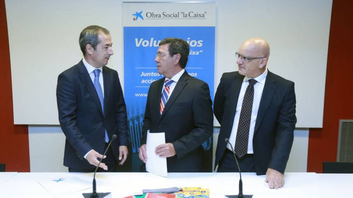 José Manuel Bilbao, César Rico y Julio Velasco en la presentación de la campaña de vuelta al cole de ‘la Caixa’.-RAÚL OCHOA