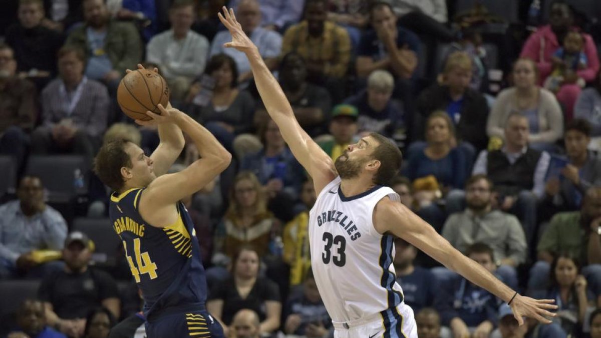 Marc Gasol, en acción, ante Bojan Bogdanovic.-/ AP / BRANDON DILL (AP)