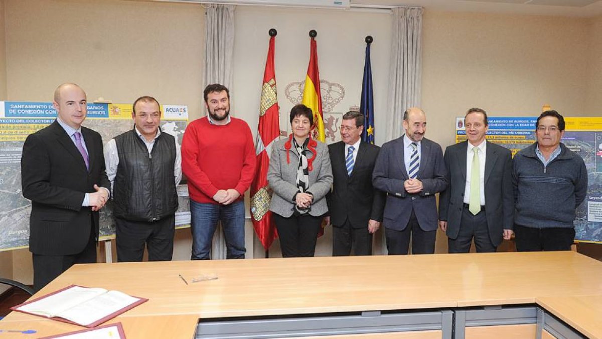 La firma entre Acuaes y los alcaldes burgaleses dio paso a los concursos de obra, las cuales se iniciarán este verano.-I. L.M.