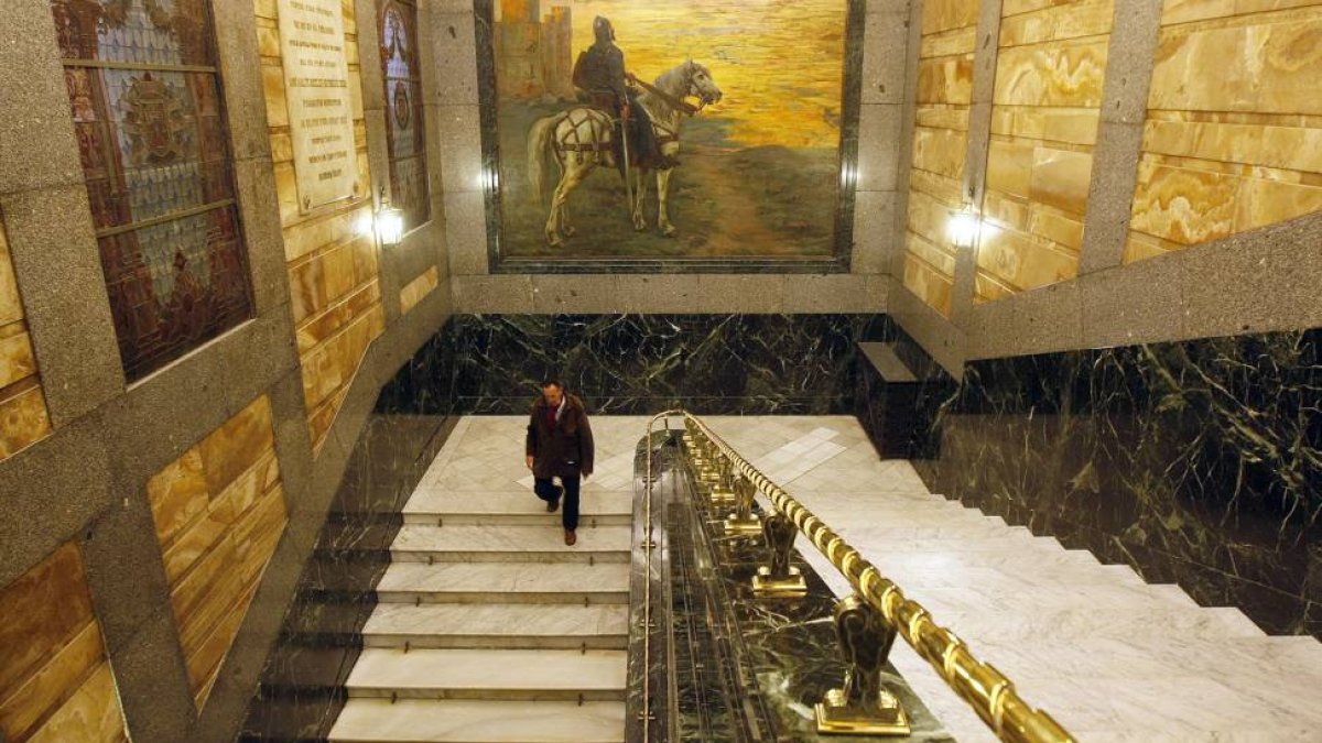La escalinata que da acceso a la alcaldía y al salón de Pleno del Ayuntamiento.-RAÚL G. OCHOA
