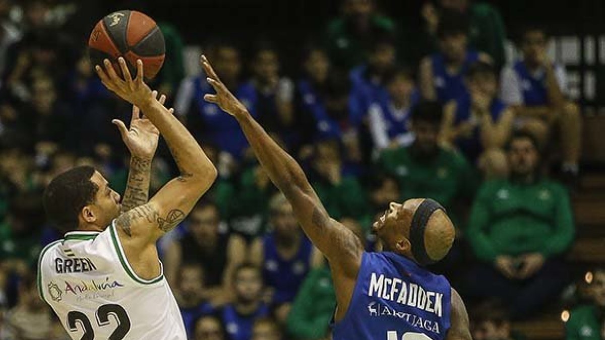 McFadden no llega a puntear el lanzamiento de Green, ayer. ACB PHOTO / F. RUSO