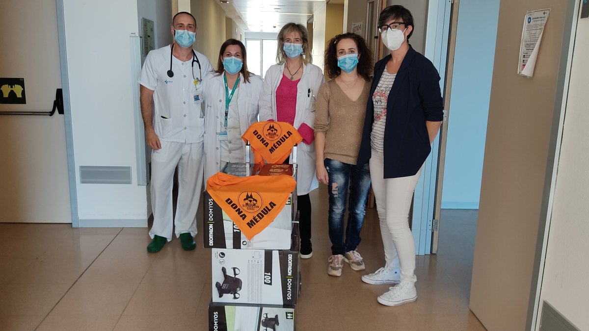 Javier Díaz Gálvez, hematólogo, Raquel González Diego, jefa de Enfermería, Pilar de Vicente, jefa del servicio de Hematología, Rocío Saiz Santamaría. vicepresidenta ADMOBU. y María José Mahave Espino, presidenta ADMOBU. ECB