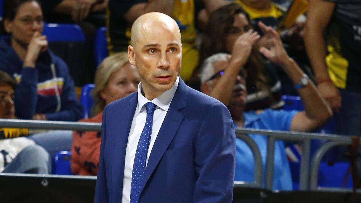 Peñarroya sigue con atención el desarrollo del partido disputado ante el Tenerife el pasado sábado.-ACB PHOTO / E. COBOS