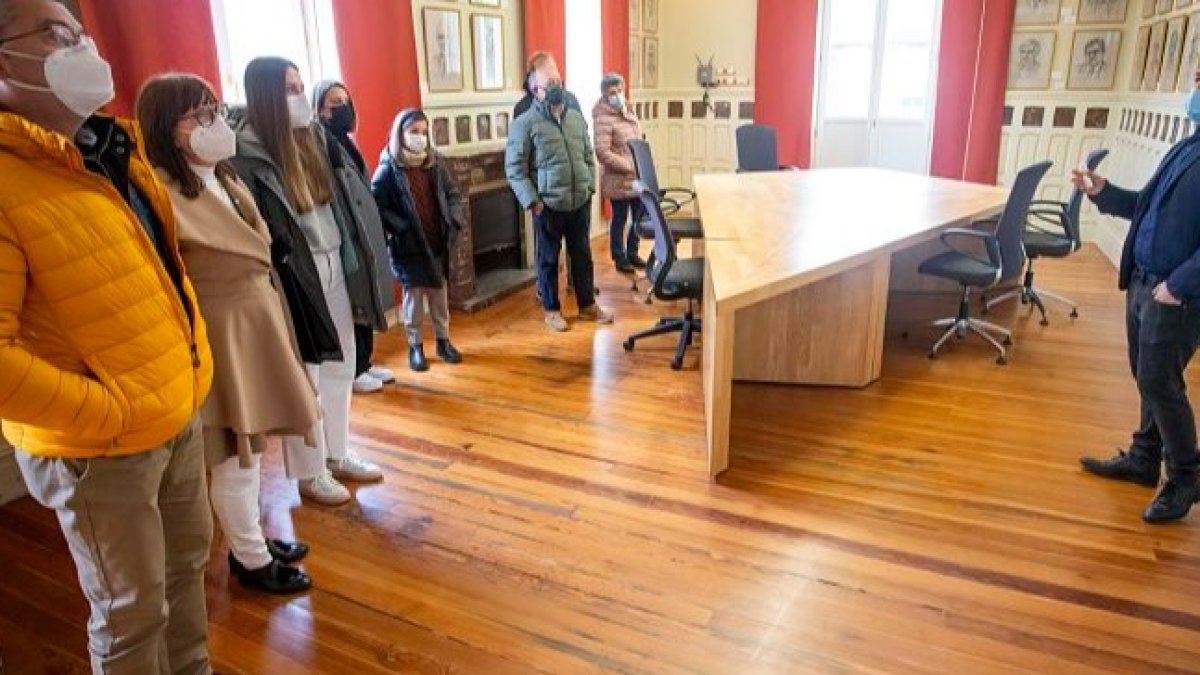 Un grupo reducido de visitantes participa en una de las visitas guiadas por el Palacio de la Isla, sede del Instituto de la Lengua. SANTI OTERO