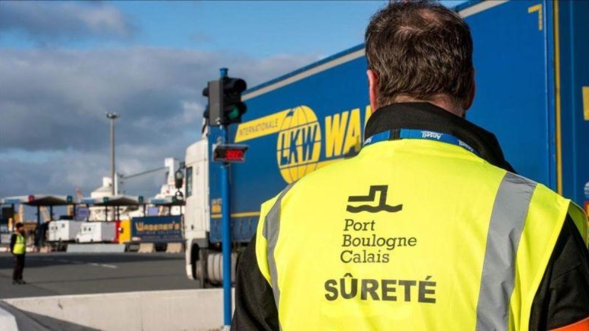 Un guardia de seguridad en el paso de camiones de Calais.-AFP / PHILIPPE HUGUEN