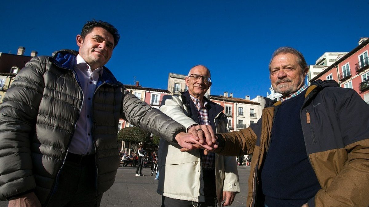 Félix Gómez, el más joven de la Cofradía Gastronómica 'La Itinerante', junto a Gonzalo Navarro y Jesús de Garay, socios fundadores. TOMÁS ALONSO
