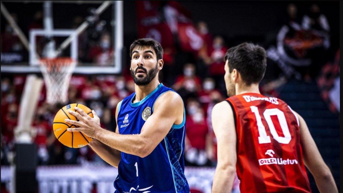 Dani Díaz, en una acción en el partido de ida en Vilna, podría regresar al equipo tras su microrrotura de fibras. BCL