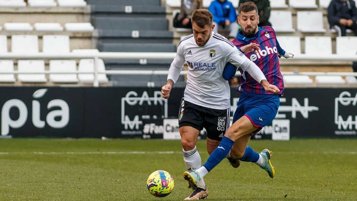 El lateral derecho del Burgos CF, Borja González, en El Plantío. SANTIOTERO