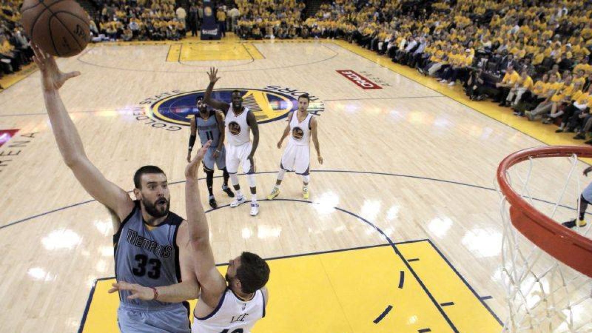 El jugador de los Grizzlies Marc Gasol lucha por el balón con David Lee.-Foto: EFE