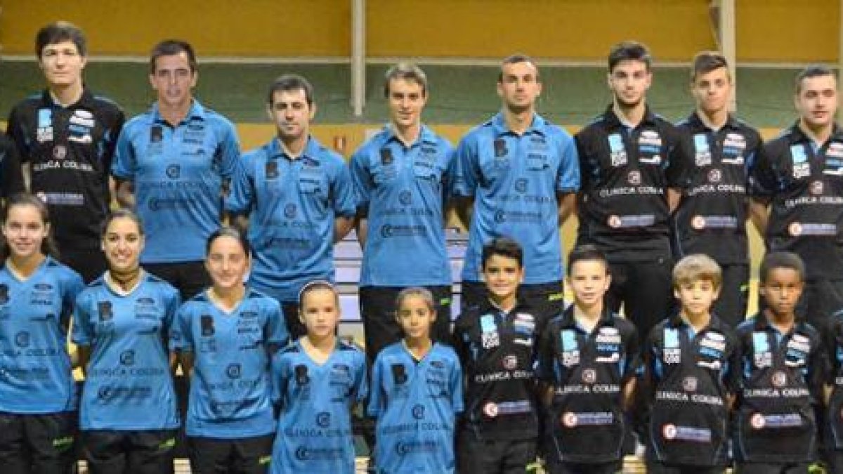 Foto de familia de todos los jugadores que componen el Club Burgos Tenis deMesa en esta temporada 2015/2016.-ECB