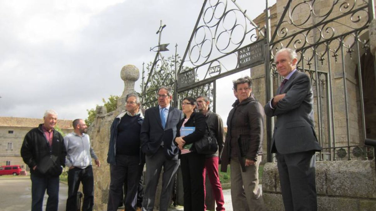 Los alcaldes y el delegado visitaron también la iglesia de la localidad.-ECB