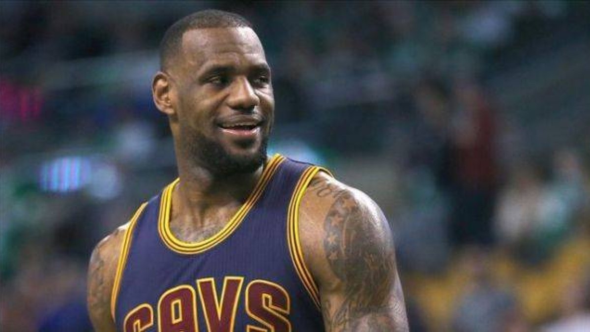 LeBron James, de Cleveland Cavaliers, sonríe durante el último cuarto ante los Boston Celtics.-Foto: AFP / JIM ROGASH