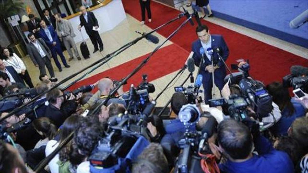 Alexis Tsipras se dirige a la prensa en Bruselas al finalizar el maratoniano Consejo Europeo.-