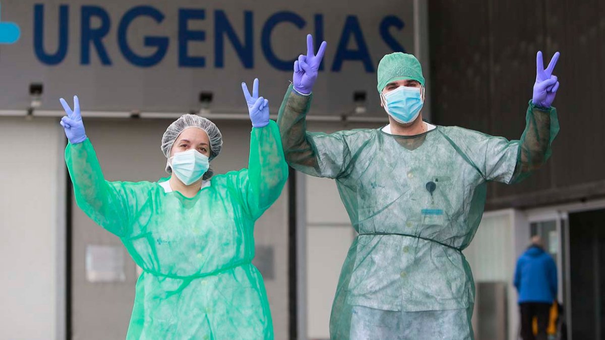 Profesionales sanitarios de Enfermería, ayer, en el Hospital Universitario de Burgos (HUBU). / RAÚL G. OCHOA