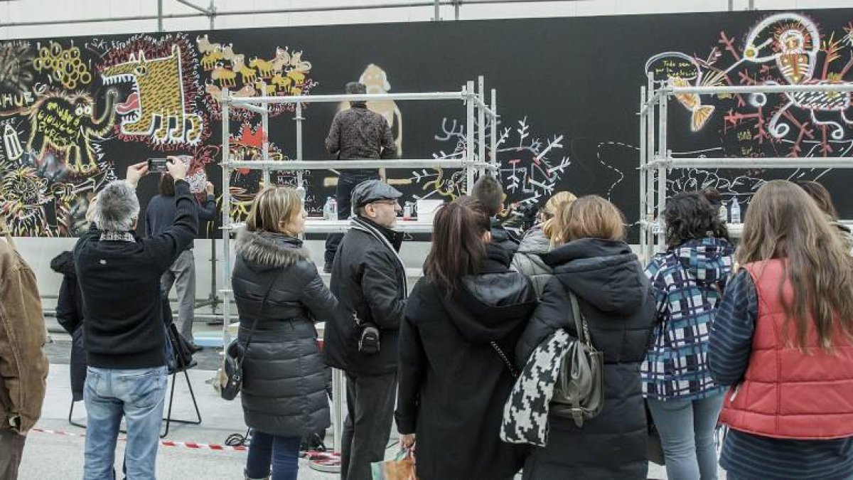 Los burgaleses arroparon a los tres artistas prehistóricos durante todo el día y a las siete de la tarde se puso el punto y final.-Santi Otero