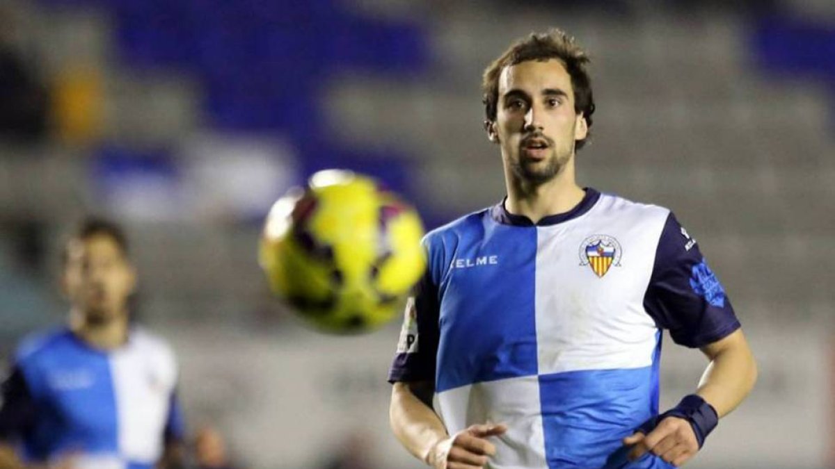 Íñigo Eguaras con la camiseta del Sabadell durante un choque de esta campaña.-