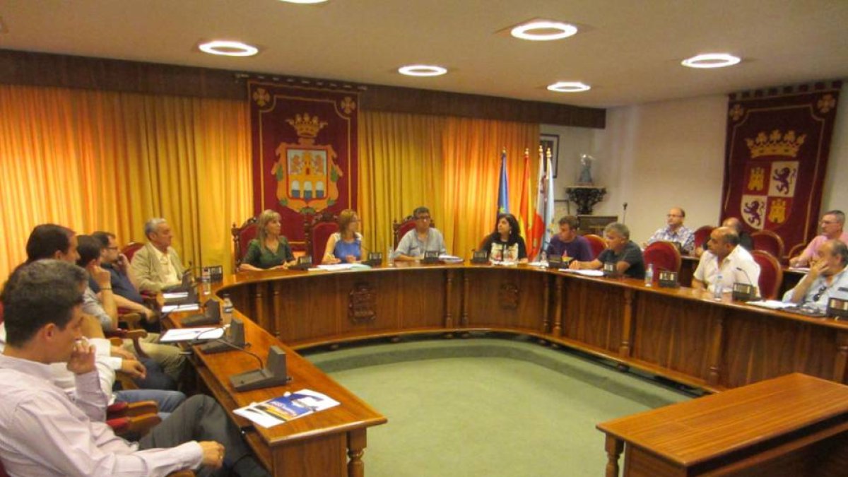 Reunión sobre el futuro del tren en el Salón de Plenos.-L.V.