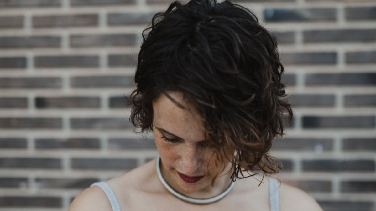 Arroyo da de mamar a sus mellizos. RODRIGO MENA