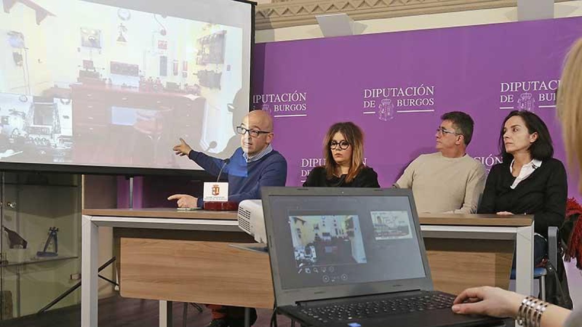 Un momento de la presentación del nuevo contenido del museo a cargo del alcalde de Belorado, Luis Jorge del Barco.-R. O.