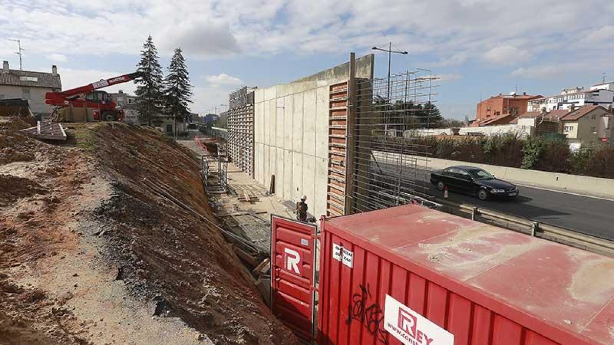 Imagen de uno de los muros sobre los que se levantará la pasarela del Crucero.-RAÚL G. OCHOA