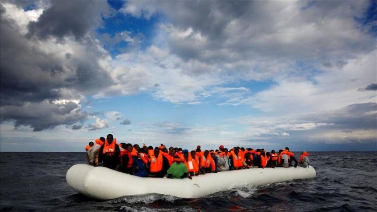 Una balsa con inmigrantes a la deriva en el Mar Mediterráneo a unas 36 millas náuticas de la costa libia antes de ser rescatados por la ONG  Proactiva Open Arms.-REUTERS / YANNIS BEHRAKIS