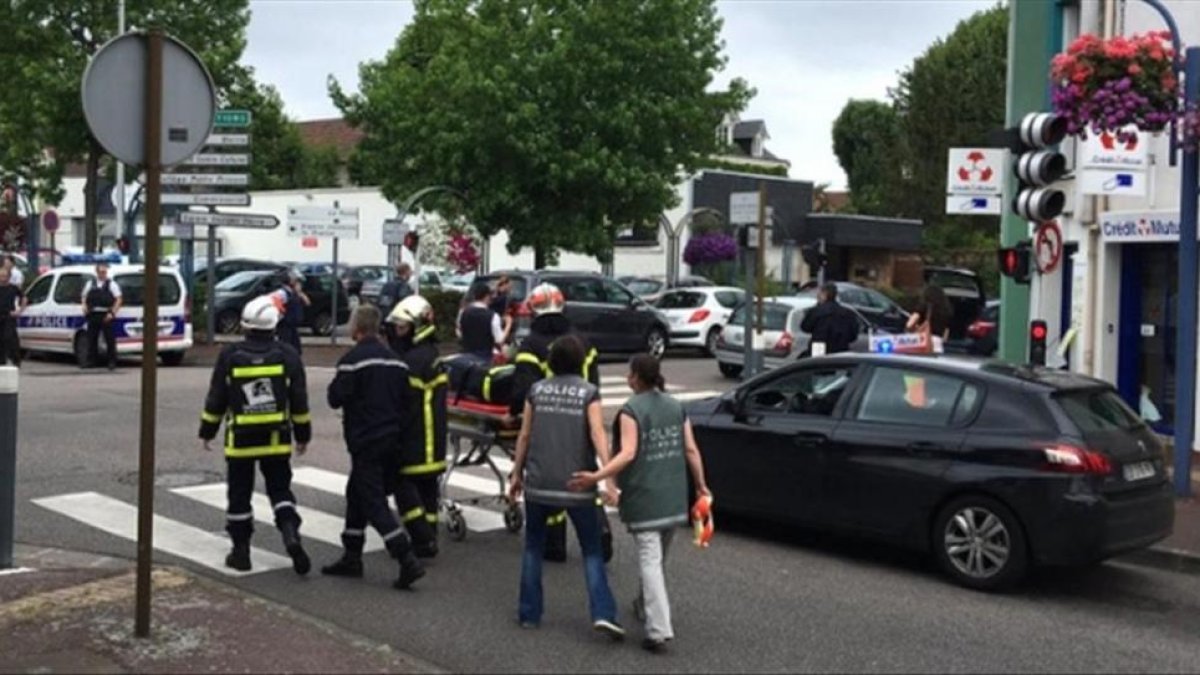 Las fuerzas de seguridad retiran un cadáver, tras el asalto a la iglesia de Saint-Etienne-du-Rouvray.-AP