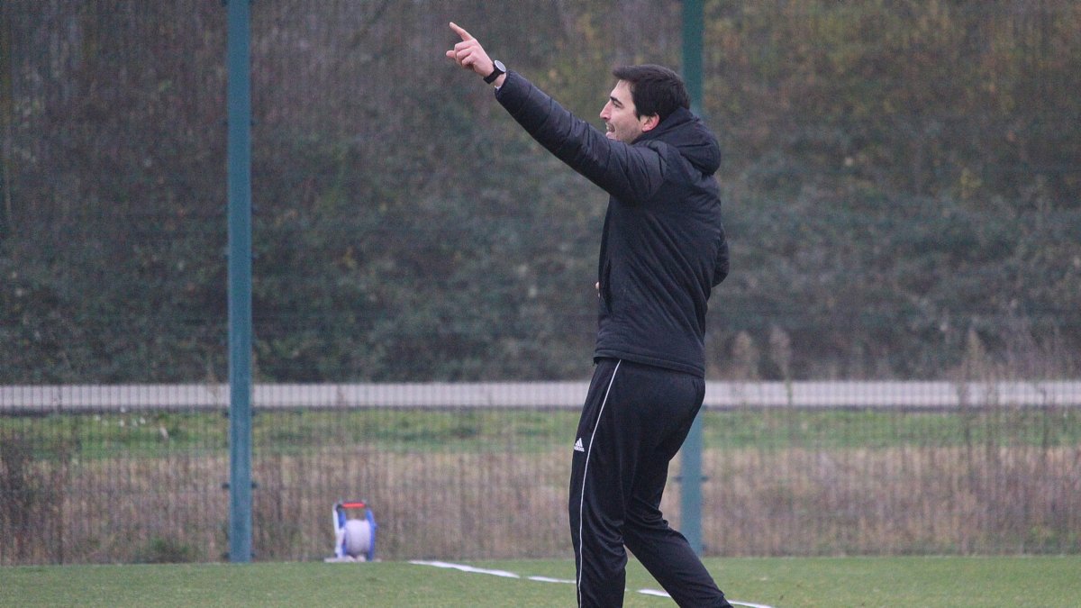Andoni Iraola corrige a sus jugadores durante un entrenamiento. TWITTER / @CDMIRANDES