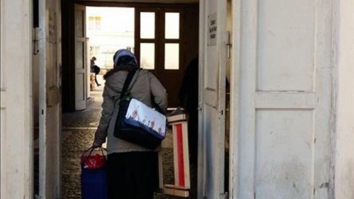 Una refugiada entra con sus pertenencias en el centro de Wilmersdorfer.-ROSA MASSAGUÉ