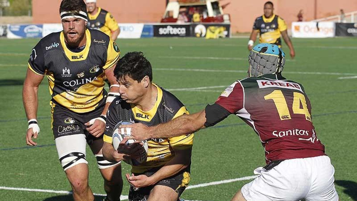 Herreros rompe la cortina defensiva del rival.-SANTI OTERO