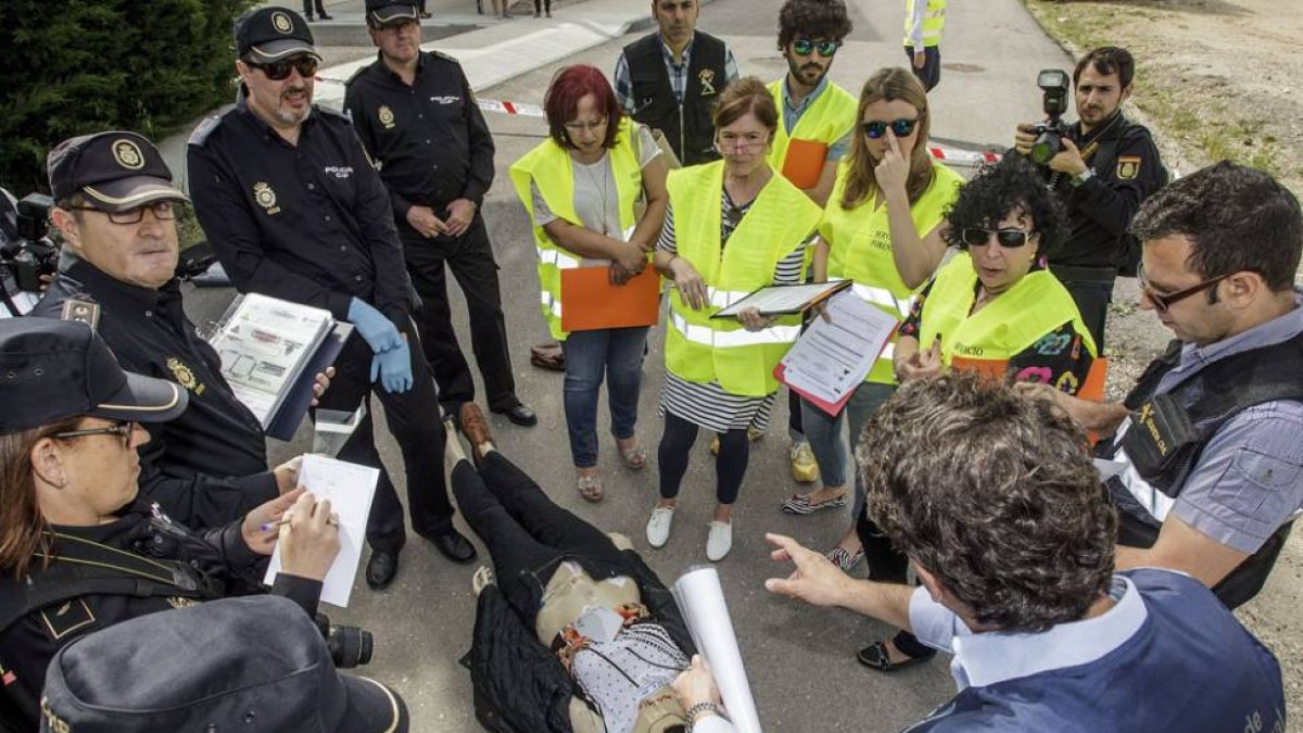 Un miembro del IML explicando el protocolo de actuación a la policía científica y el equipo de forenses.-SANTI OTERO