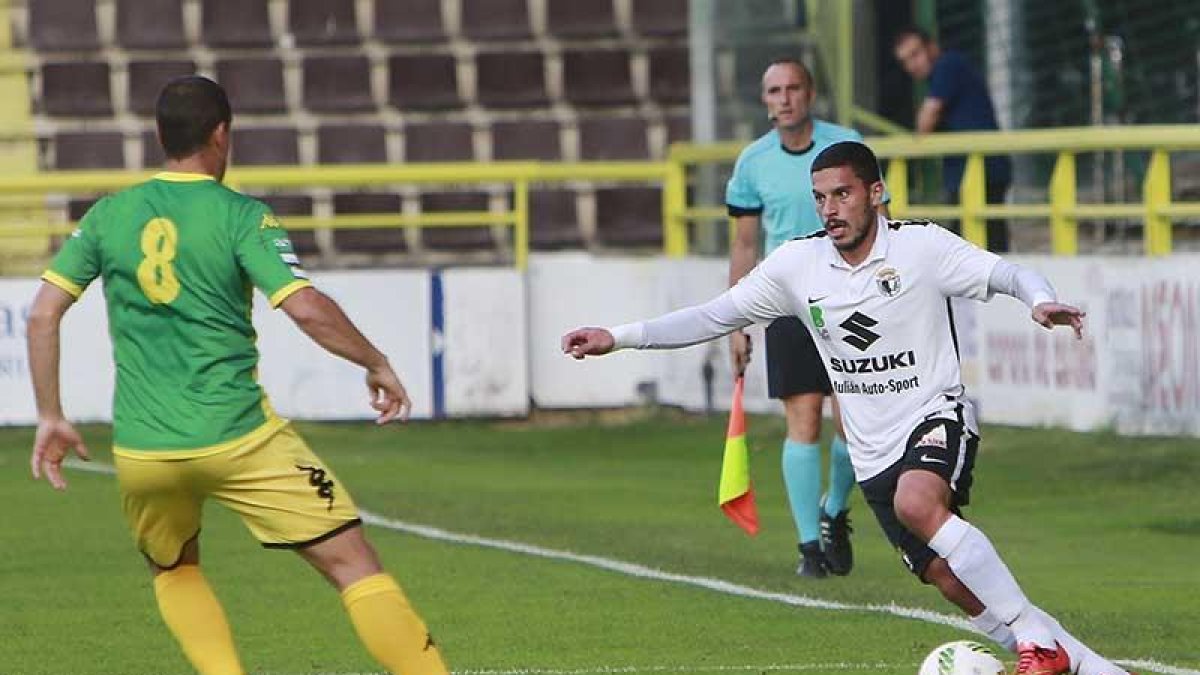 El jugador del Burgos CF Dani Gómez durante un partido-RAÚL OCHOA