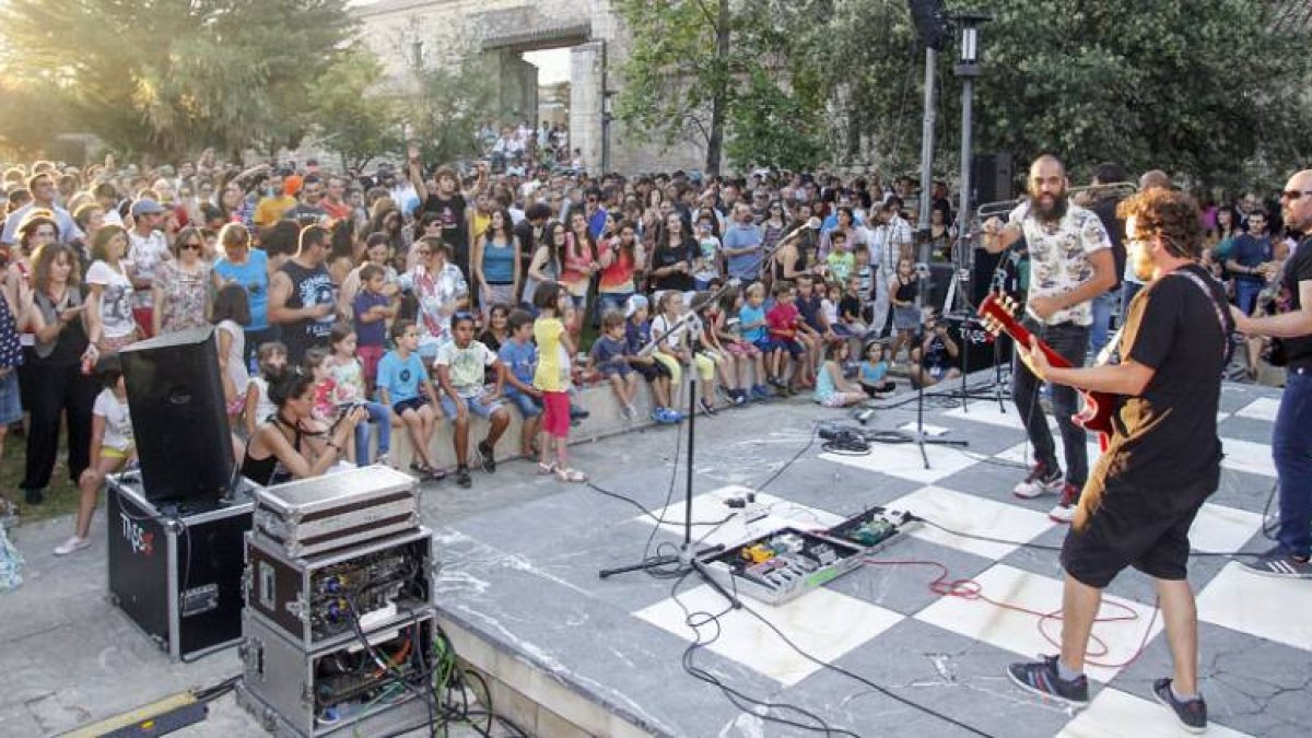 El grupo granadino Eskorzo puso a bailar desde el minuto uno a las más de dos mil personas que asistieron al tercer jueves del Tablero en el campus universitario.-Santi Otero