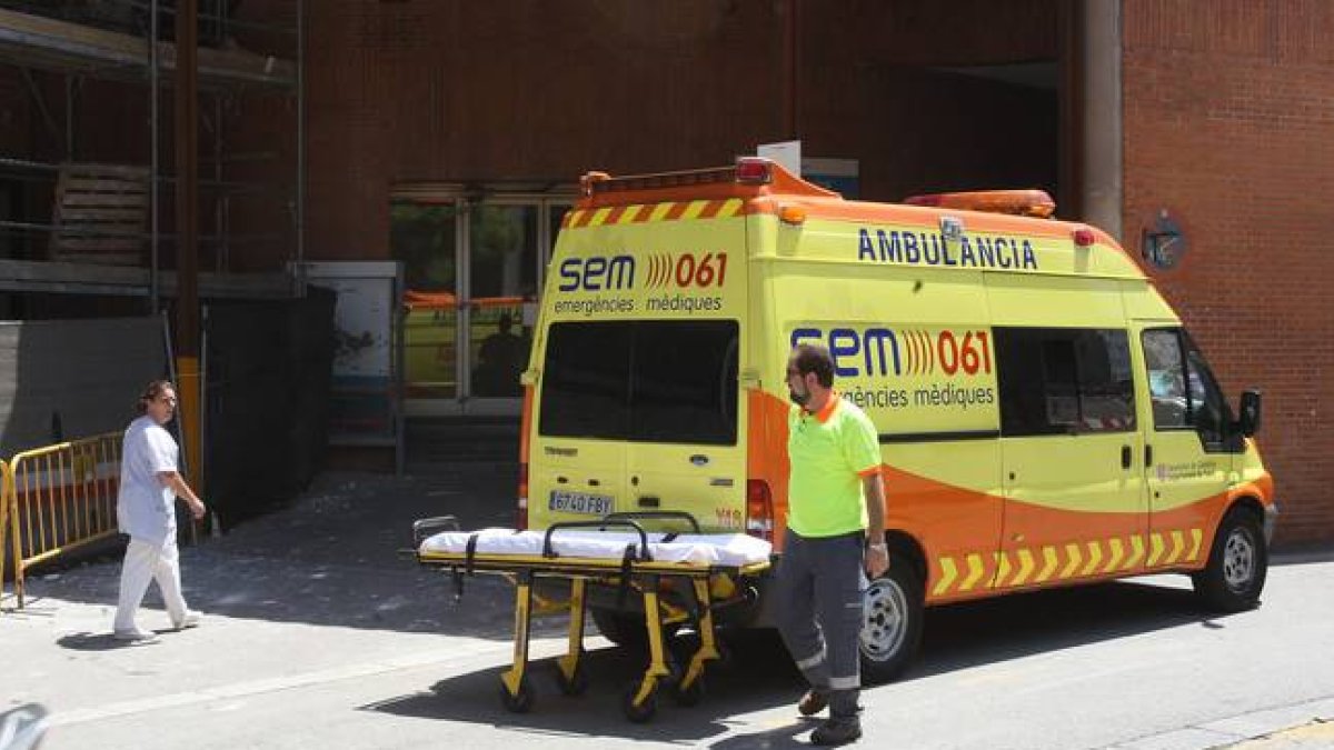 Una ambulancia, a las puertas del Hospital Vall d'Hebron, donde está ingresado el niño con difteria.-Foto: ELISENDA PONS