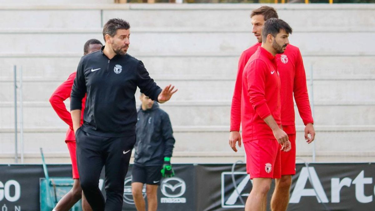 Fernando Estévez, que dirigió su primer entrenamiento el viernes, no se sentará hoy en el banquillo-Alba Delgado / BCF