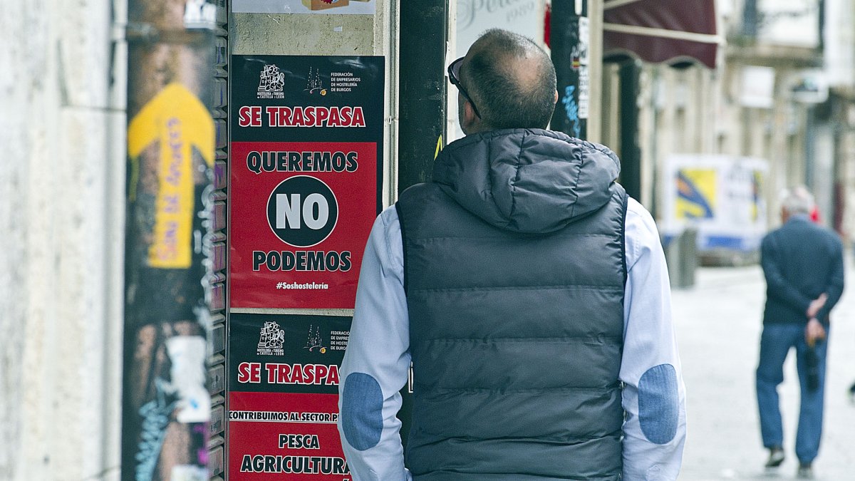 Un hombre mira uno de los carteles de la campaña lanzada por la federación burgalesa. ISRAEL L. MURILLO