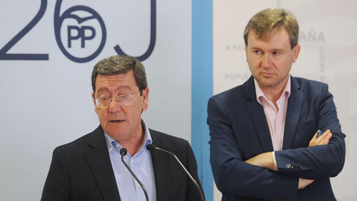 César Rico y Javier Lacalle, presidente y secretario del PP en Burgos, respectivamente.-ISRAEL L. MURILLO