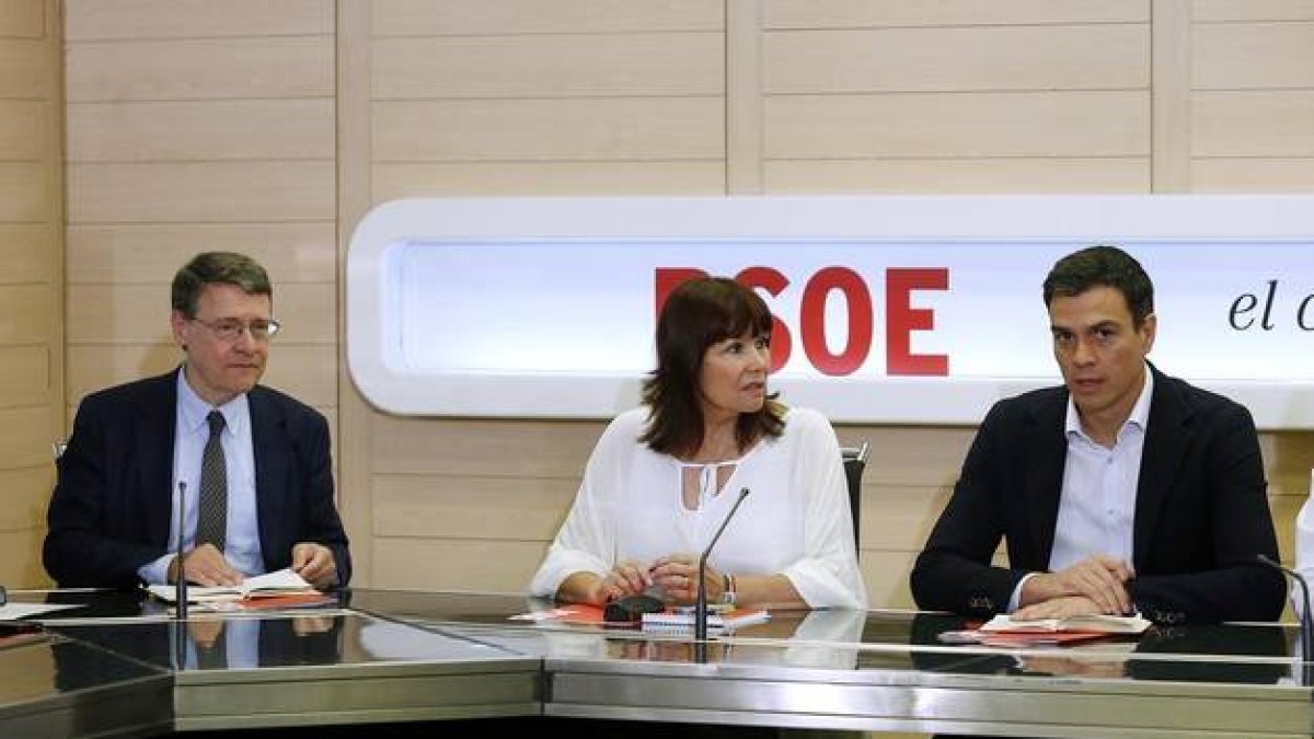 Jordi Sevilla y Micaela Navarro, junto a Pedro Sánchez, en la ejecutiva federal del PSOE, este lunes.-Foto: DAVID CASTRO