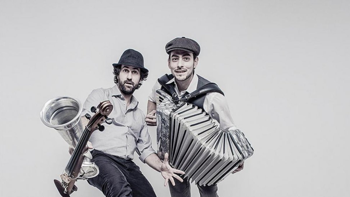 Diego Galaz (i.) y Jorge Arribas mantienen la esencia de la música popular de Fetén Fetén en ‘Cantables’, su nuevo trabajo.-David Palacín