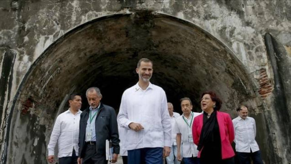 Felipe VI visita la fortaleza de san Juan de Ulloa.-Foto: EFE / JUANJO MARTÍN