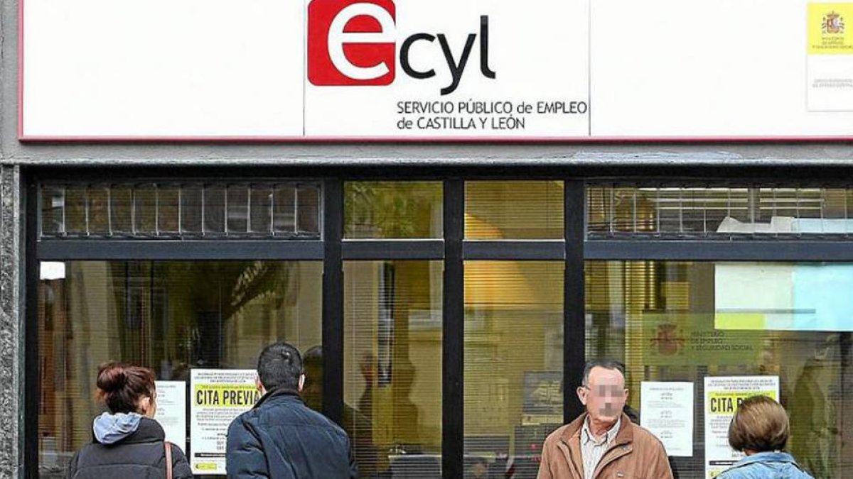 Varias personas frente a una oficina de Empleo de Castilla y León.-ECB
