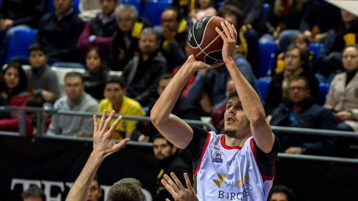 Huskic lanza a canasta ante Fran Vázquez.-ACB PHOTO
