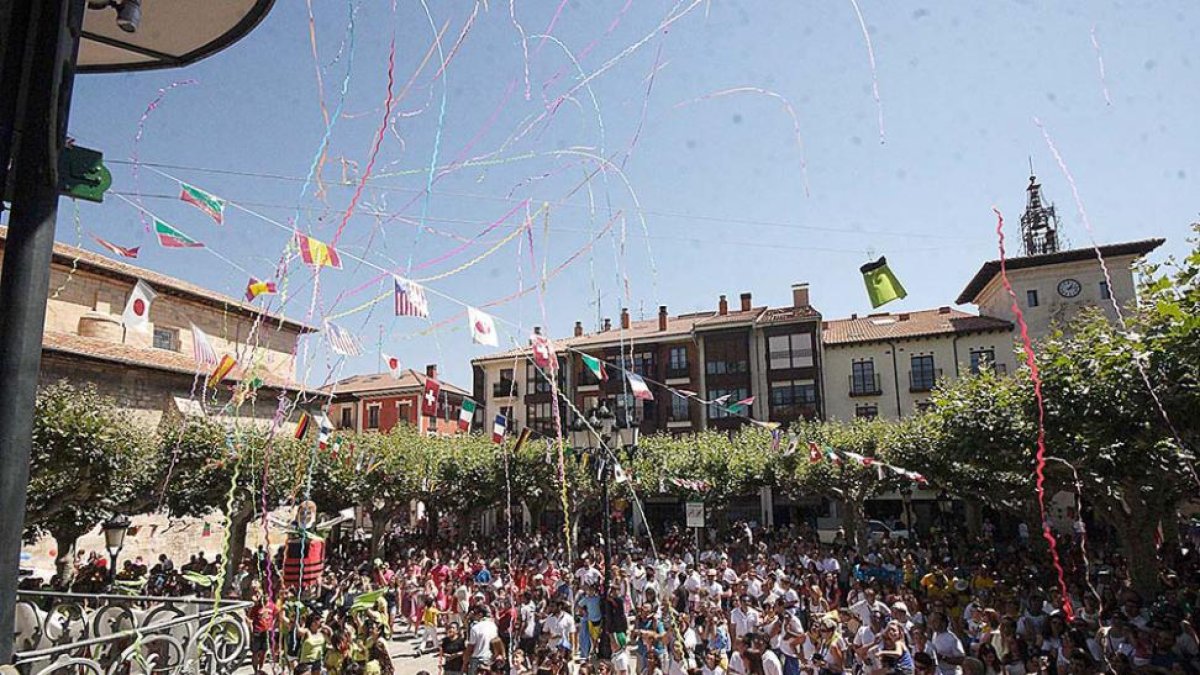 La Plaza Mayor de Briviesca se llenó para recibir los colores de fiesta de las peñas.-G.G.