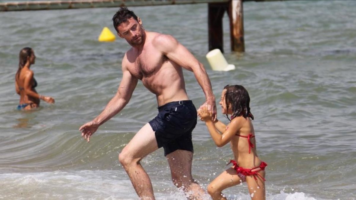 Una imagen de archivo en la que Hugh Jackman y su hija Ava se bañan en una playa de Saint Tropez.-