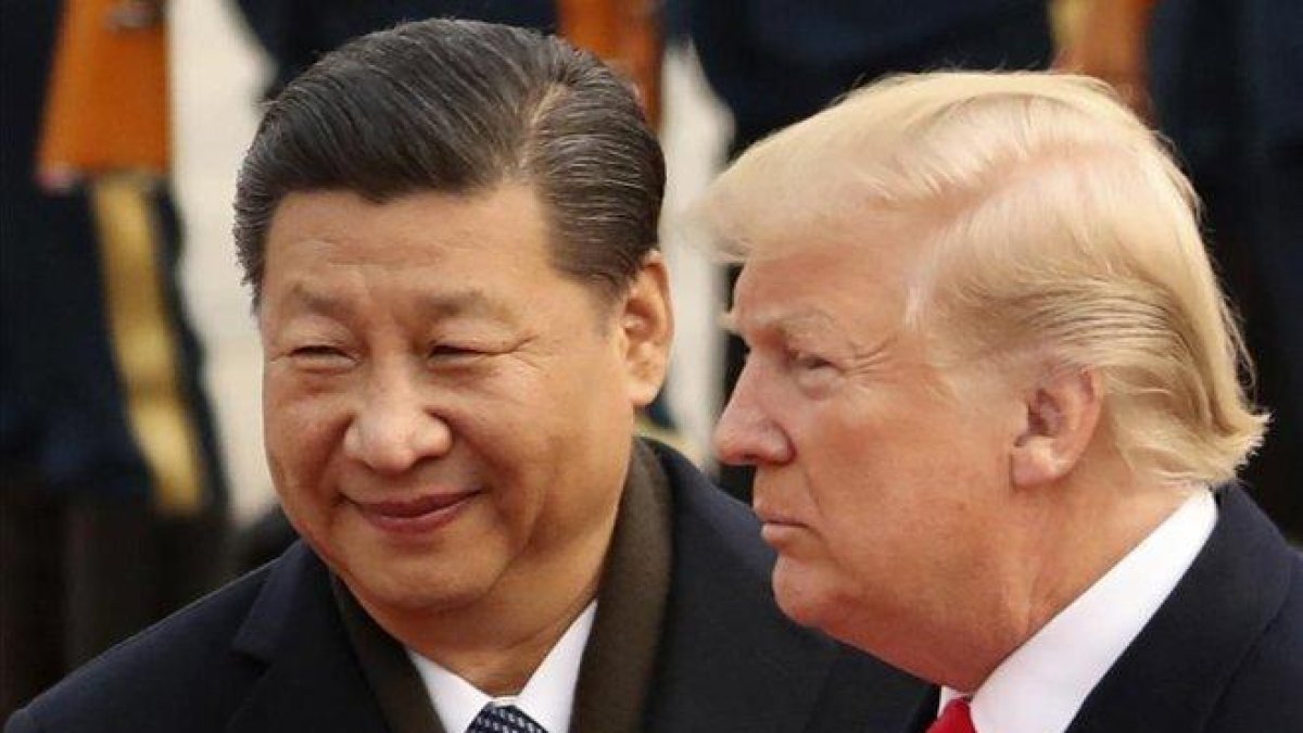 Xi Jinping y Donald Trump, en un encuentro en Pekín, el año pasado.-ANDREW HARNIK (AP)