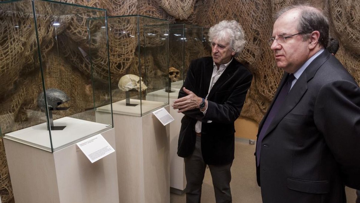 El presidente de la Junta, Juan Vicente Herrera, junto al director científico del MEH, Juan Luis Arsuaga durante la inauguración de la exposición 'Cráneo 4' que exhibe por primera vez un resto hallado en la campaña de 1992 de Atapuerca-ICAL
